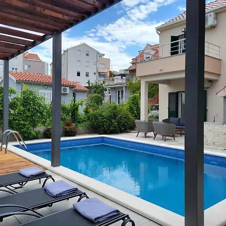 Eni With Private Pool Villa *