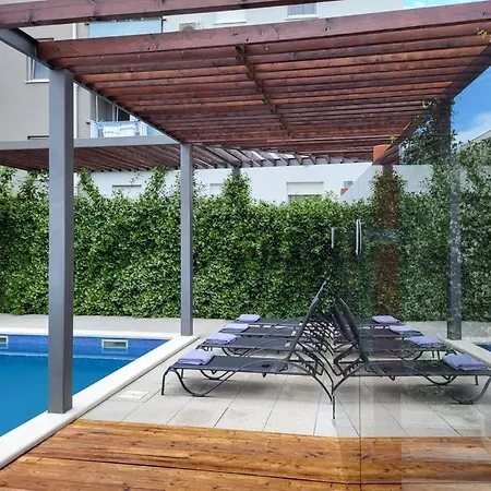 Eni With Private Pool Villa *